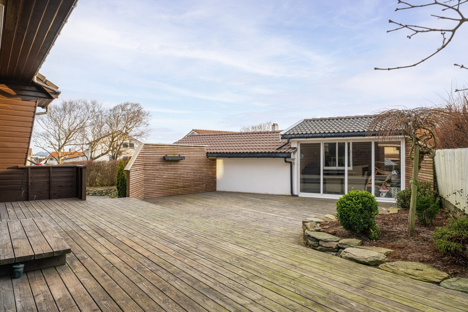 I forlengelsen av garasjen, er det etablert en godkjent hagestue, med skyvefelt i glass. En deilig plass å kunne trekke seg inn i skygge på soldager eller for å nyte uteplass selv om det skulle regne / blåse.
Ifølge forrige salg, er dette gjort 2015-2017. Galleribilde