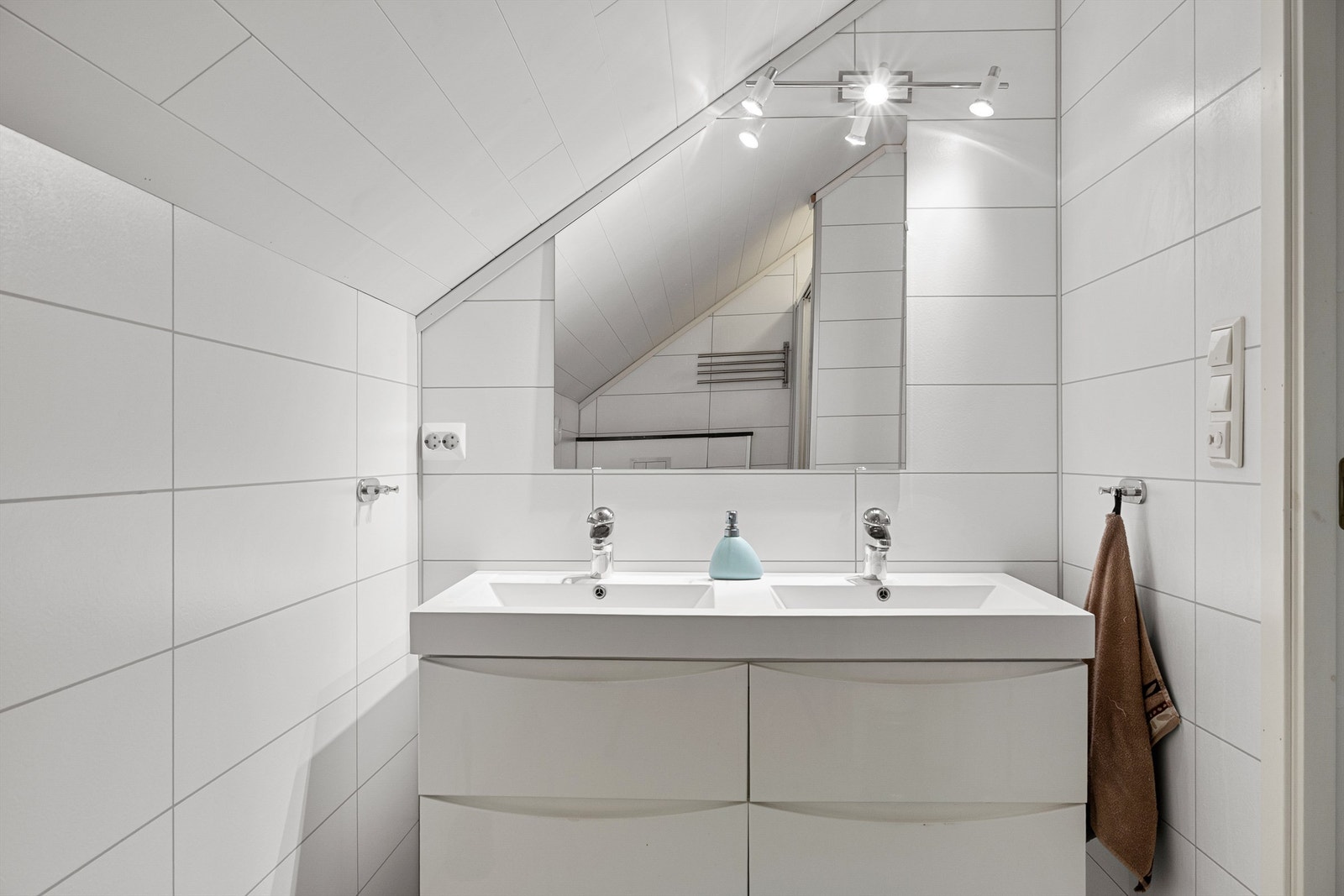 Bad i 2 etg. Etablert nytt i 2013 av samme fagfolk som bad i 1 etg. Belegg på gulv og plater på vegg. Galleribilde