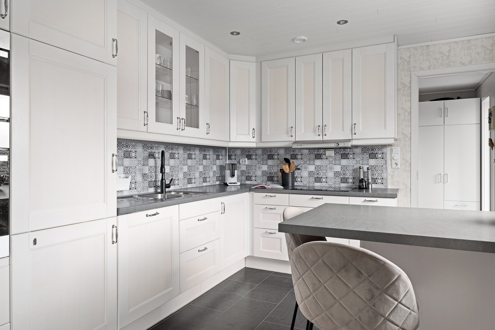 Kjøkken.
Selgere har tatt ut det integrerte kjøl/frys skapet og har i dag frittstående. Det kan tilbakeføres av nyere eiere dersom en slik løsning er ønskelig. Galleribilde