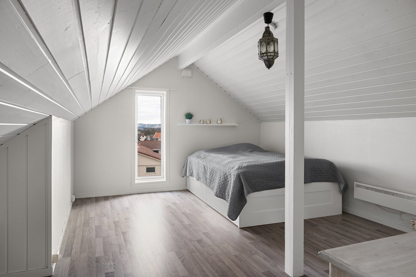 Soverom nr. 1 i 2 etg. ( har et annet vindu enn på tegninger og dette har for lite lysareal /rømningsvei enn dagens krav) Det er montert brannstige utenfor vinduet og ned til taket på garasjen. Vinduet er sidehengslet. Galleribilde