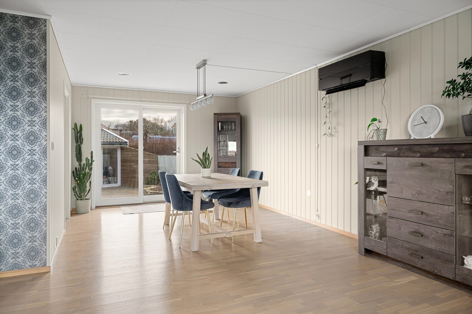 Fra stue / spisestue / kjøkken, er det enkel adkomst ut til den store solpalttingen og hagestuen. Galleribilde