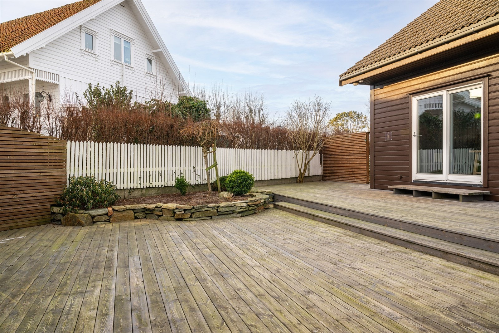 Det er store og solrike uteplasser på eiendommen, som virkelig kan nytes på solrike dager. Galleribilde