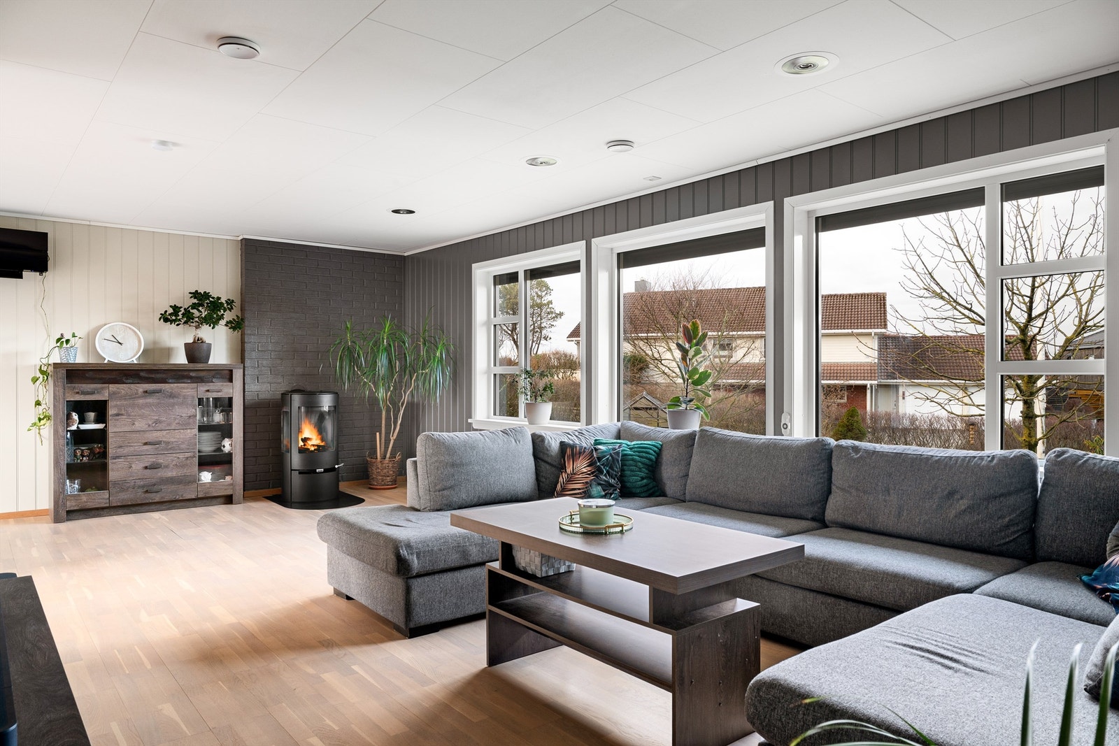 Stuen i 1 etg. har store vindusflater der det også er montert utvendig solskjerming. Vinduene her er fra 2013. Galleribilde