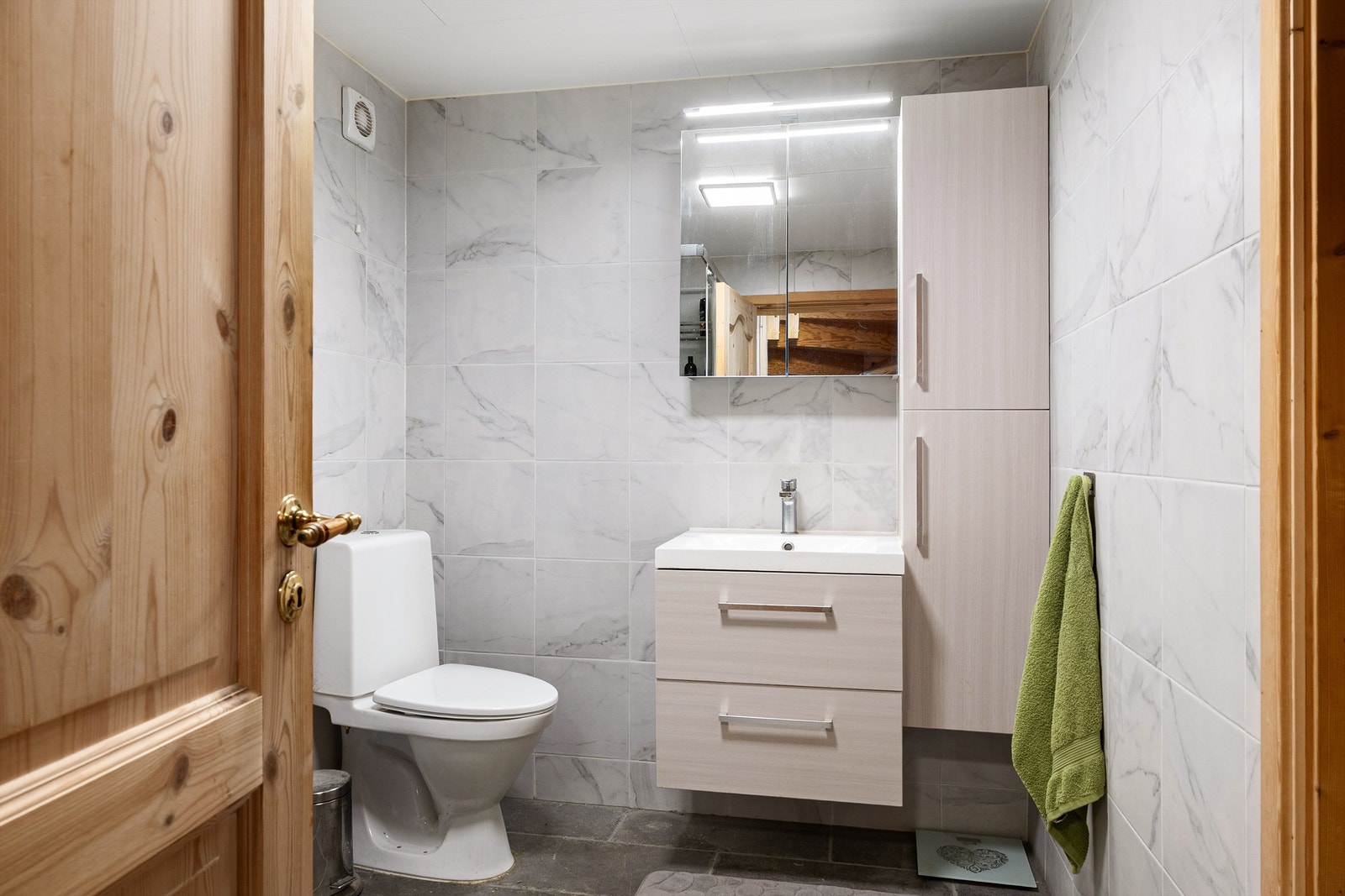 Badet i underetasjen fikk ny innredning og fliser i 2021. Til høyre i bilde ser man dør inn til soverommet. Galleribilde