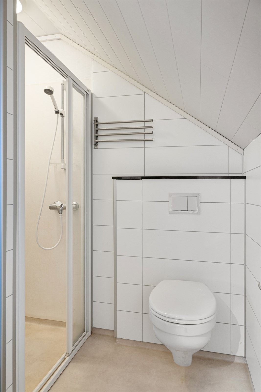 Bad i 2 etg, med dusj og vegghengt wc. Galleribilde