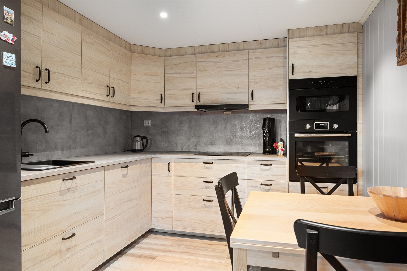 Kjøkken i kjellerstuen. Innredningen er ny i 2021 Galleribilde