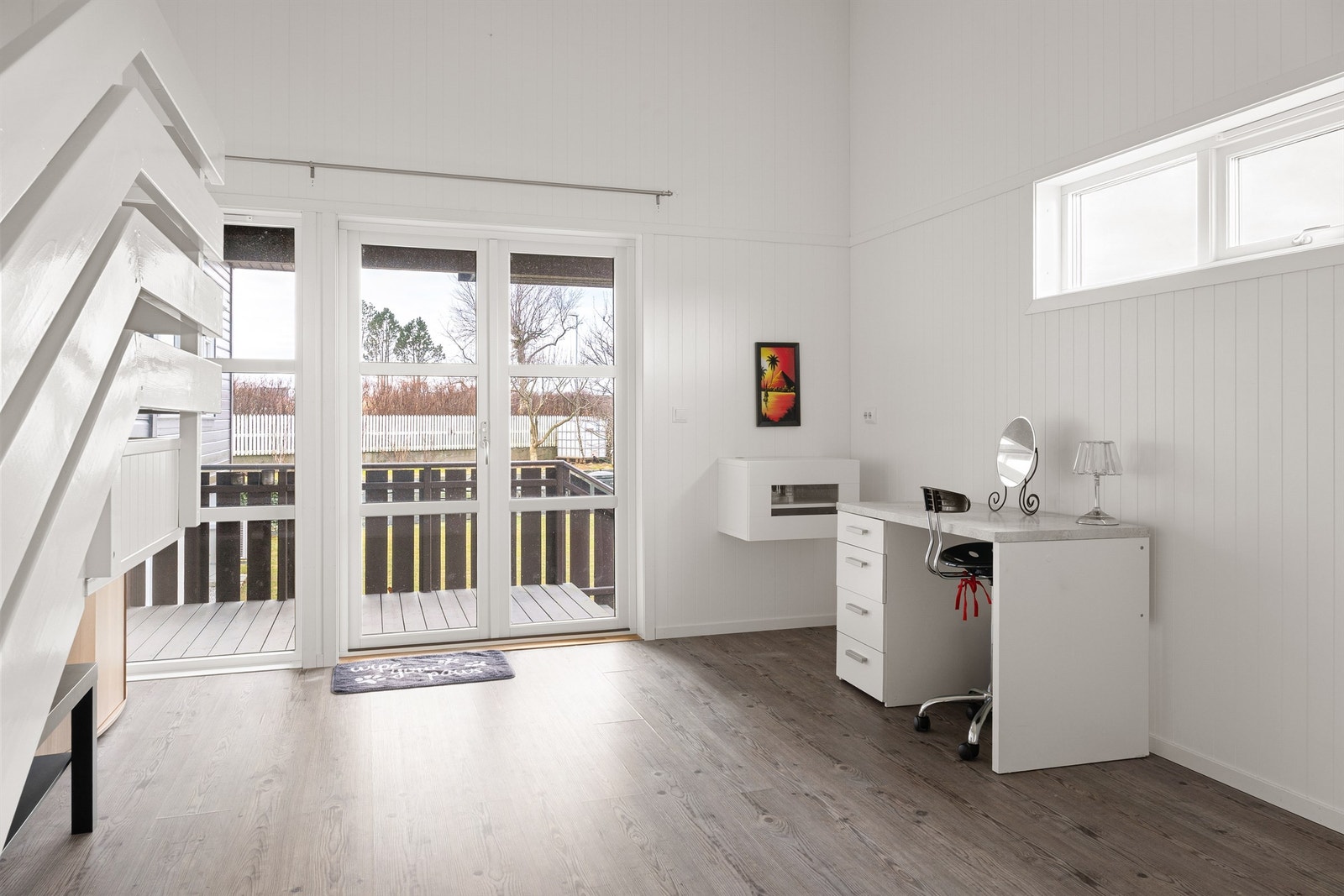 Tv- Stue på ca. 19 kvm. i påbygg fra 2013. Her er det ekstra god takhøyde og dør rett ut til hage/uteareal.
Påbygget er utført av Tveita Bygg, tømmermann Per Gunnar Lode og elektriker Svein Horpestad (som også la ut strøm til garasje, hagestue m.m. Galleribilde