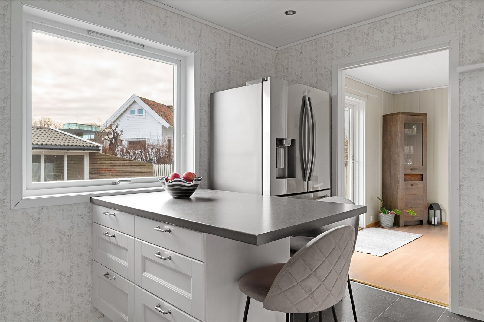 Kjøkkenet har øy og selger har satt inn kjøleskap som medfølger i salget. Galleribilde