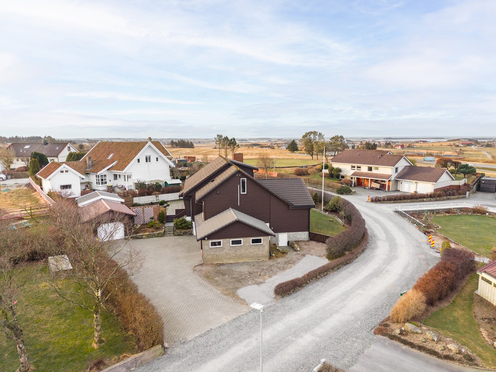 Gårdsrommet er steinbelagt og gir rikelig med parkeringsplass til seg selv og gjester. Det er også 2 garasjer i tillegg, der den ene har el.bil lader
(Tesla wall connector med egen 40A jordfeilautomat og lader er stilt til 32A ifølge papirer fra El-team) Galleribilde