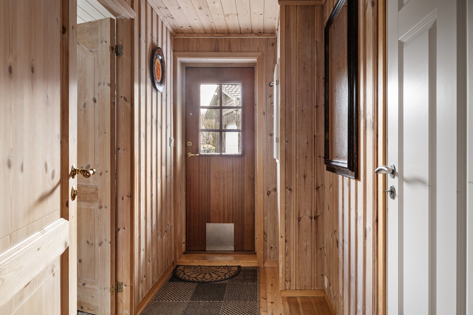 Inngang / entrè i kjeller. Til venstre er dør inn til vaskerommet. Hvit dør til høyre er dør inn mot liten trapp ned til gangen for "leiligheten" Denne gangen har dør inn til bad og stue. Galleribilde