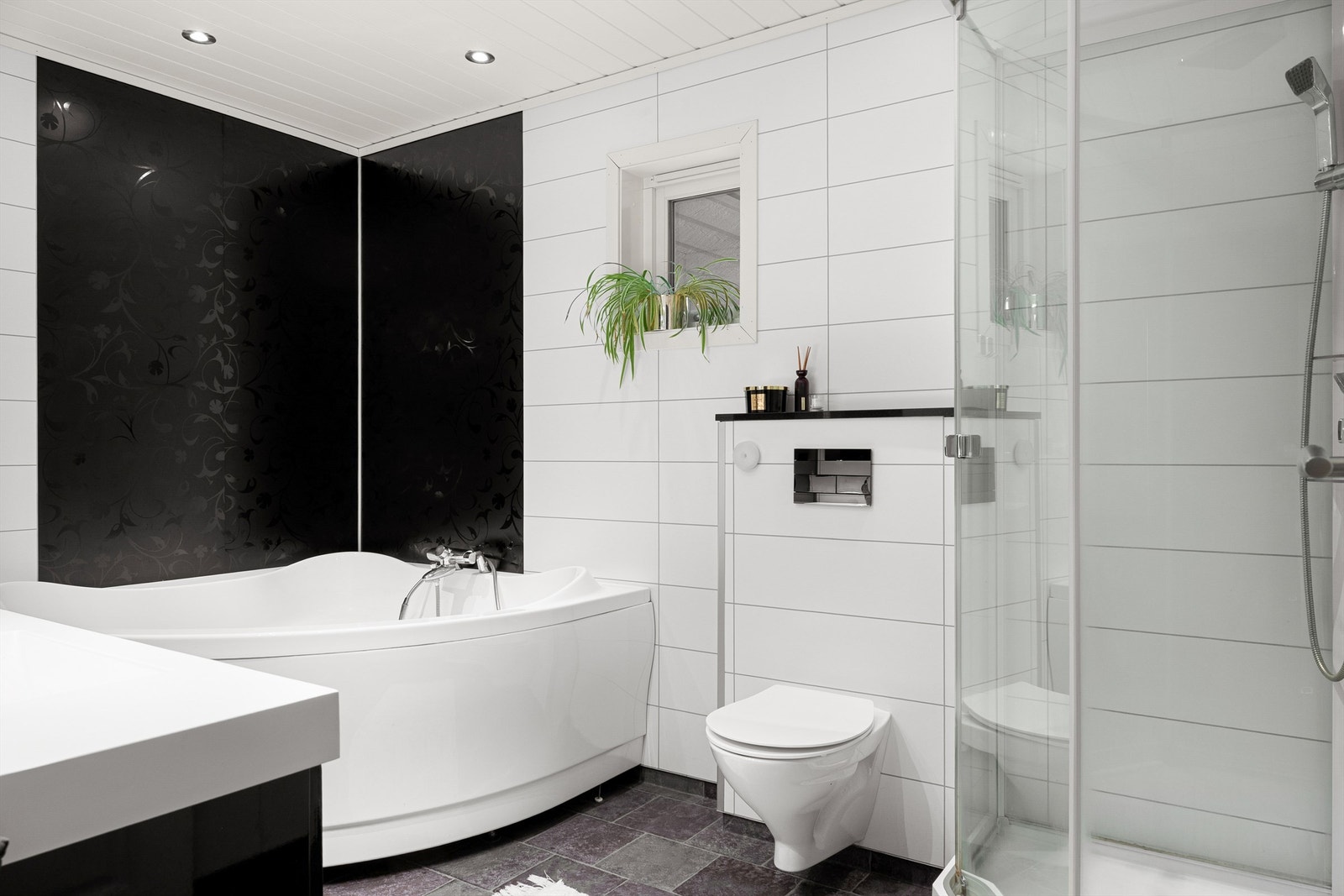 Bad i 1 etg. fra 2013. Et flott bad med både dusj og badekar. Belegg på gulv og plater på vegg.
Renovert fra bunnen av fagfolk:
Rørlegger: Arvid Undheim AS
Elektro: Svein Horpestad
Tømmer: Gunnar Lode Galleribilde