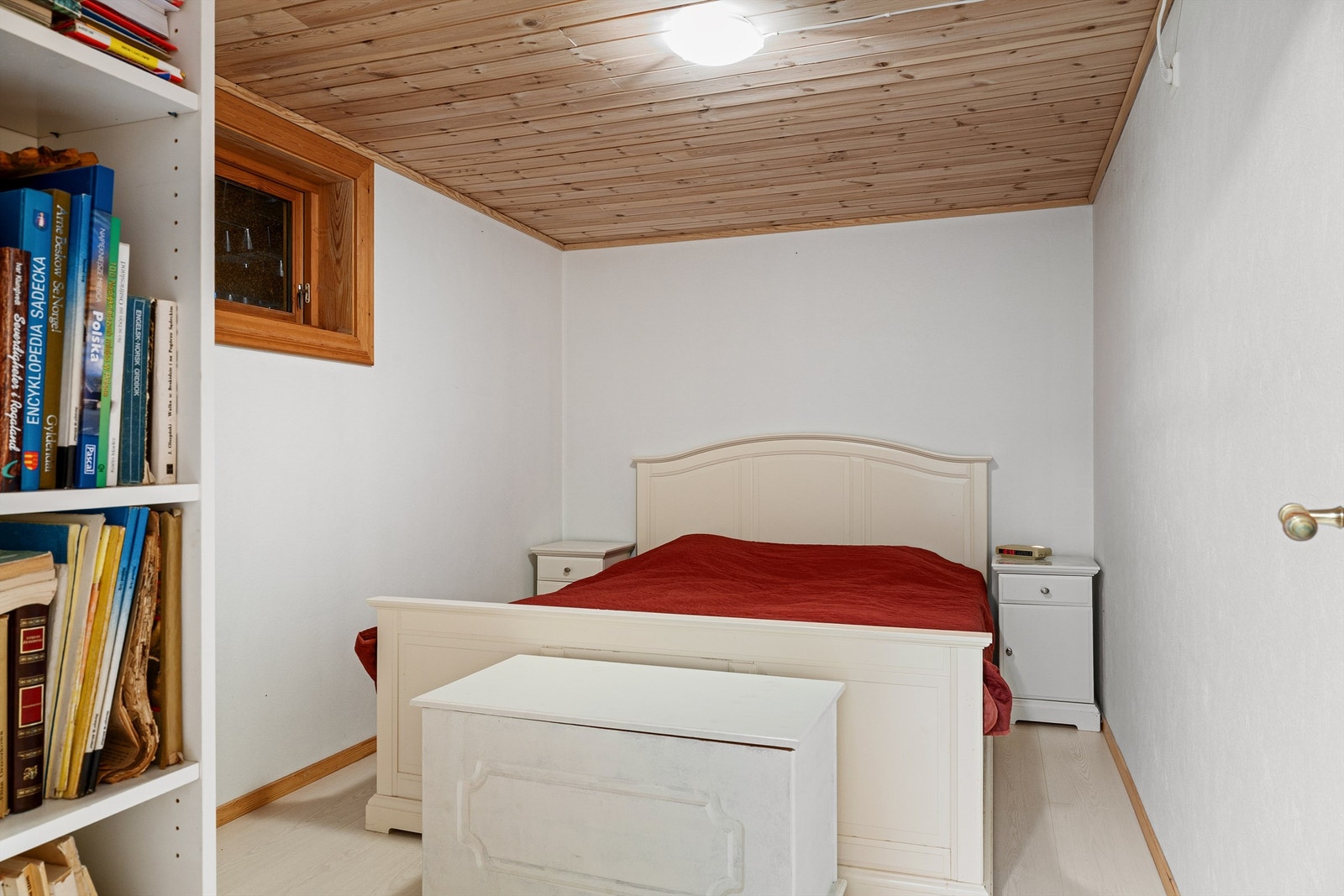 Soverom i underetasjen. Rommet har for lite lys og rømingsforhold i vindu, som nå er overbygget med terrasse utenfor, men er godkjent som soverom på tegninger. Galleribilde