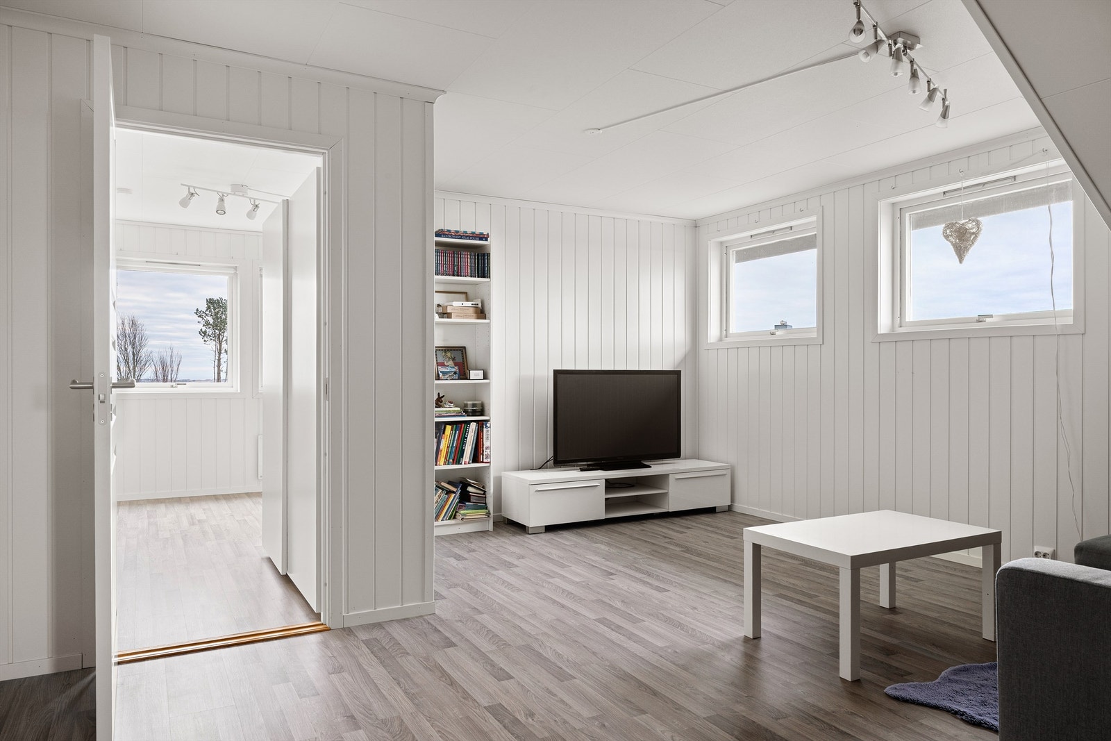 Loftstue med dør inn til soverom. Soverommet er litt større enn på tegninger. Galleribilde