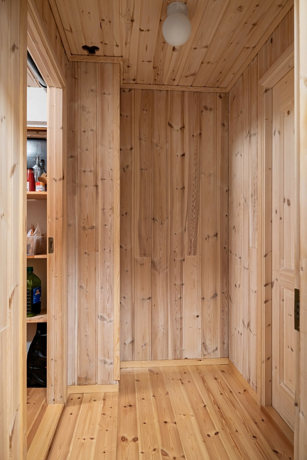 Gang mot boder i underetasjen. Galleribilde