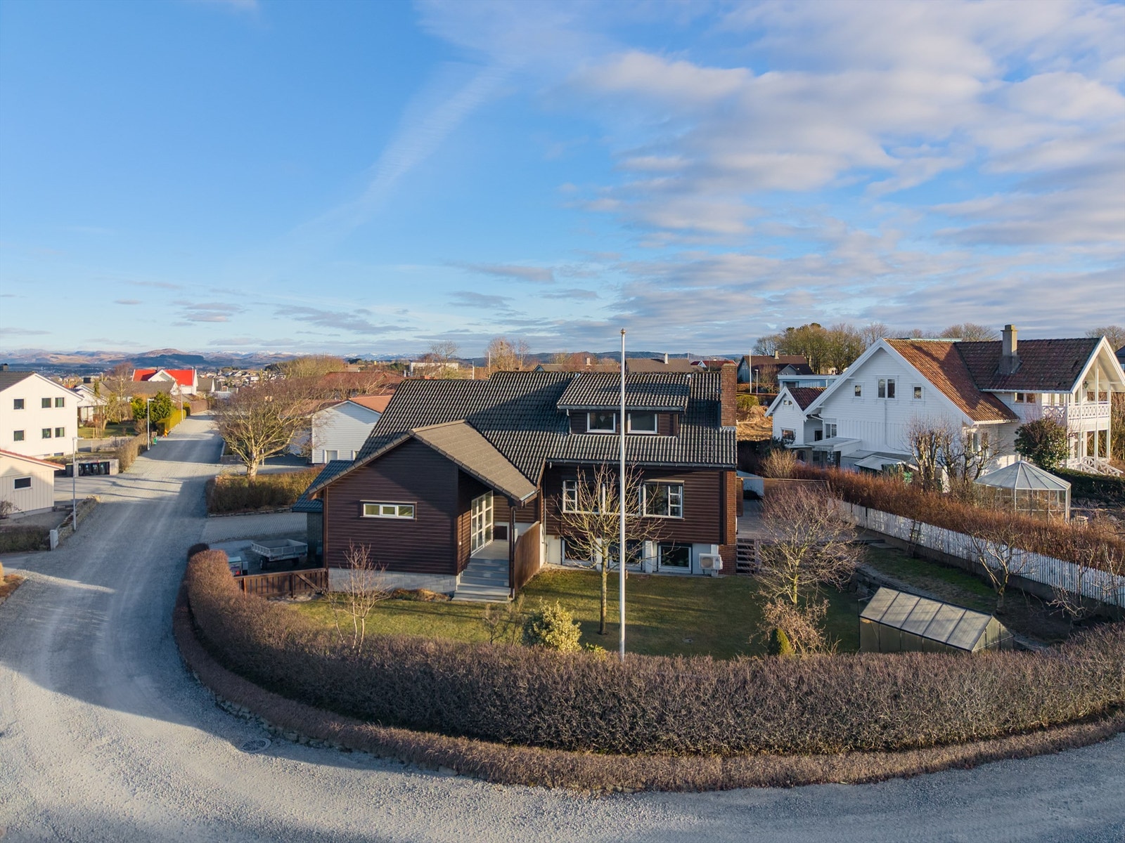 Vestringen 6 har en romslig og solrik tomt, med store terrasseflater, plenareal og er pent beplantet.
Foto: Kristine Tofte Galleribilde