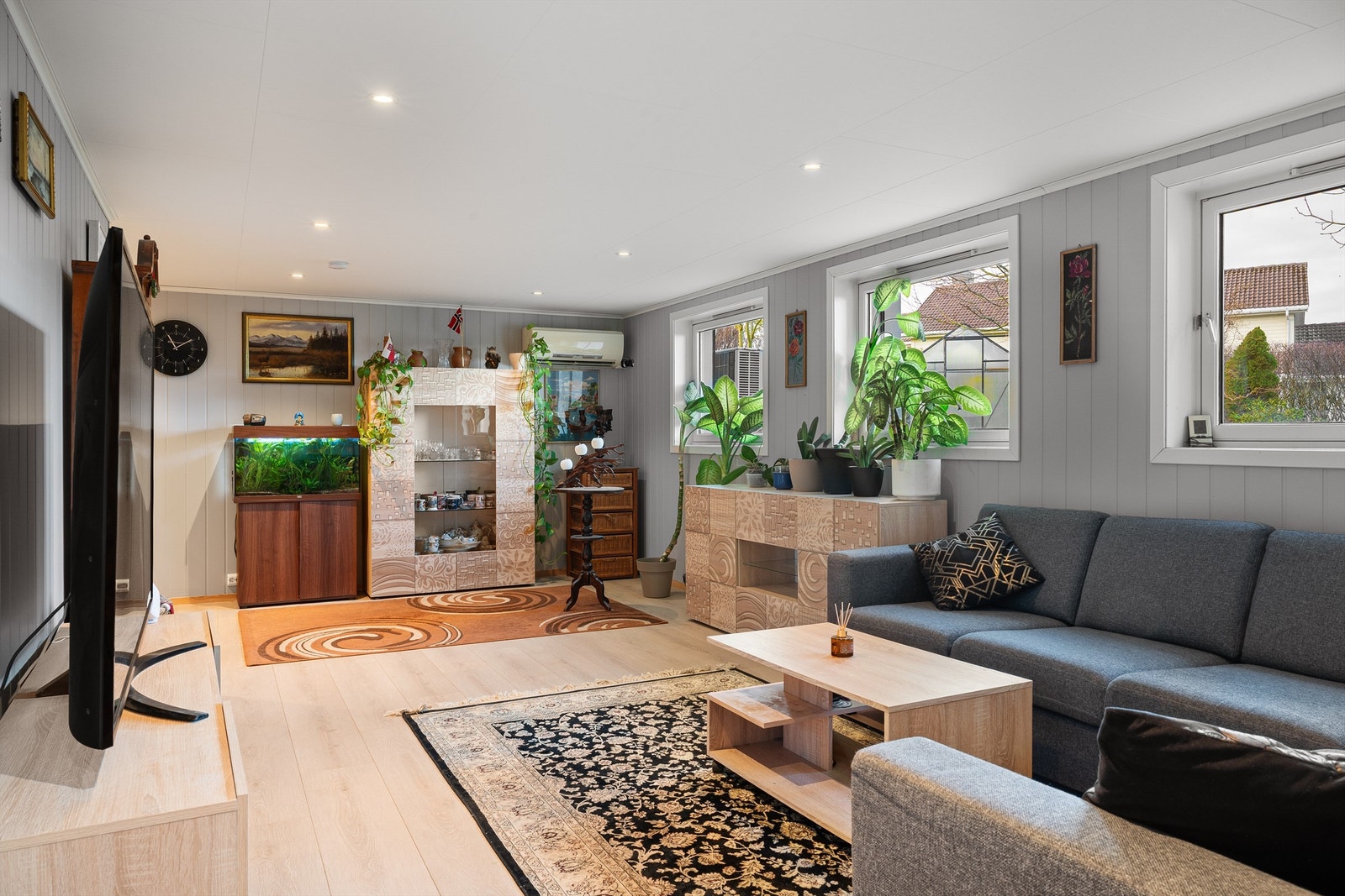 Kjellerstue.
Hele "leiligheten" ble pusset opp i 2021/2022 og hele elektriske anlegget ble byttet i denne delen av fagfolk. Stue, kjøkken og soverom er trukket om til 2.5 mm2 ledninger, nye stikk, spotter, komfyrvakt m.m. Det er også montert varmepumpe. Galleribilde