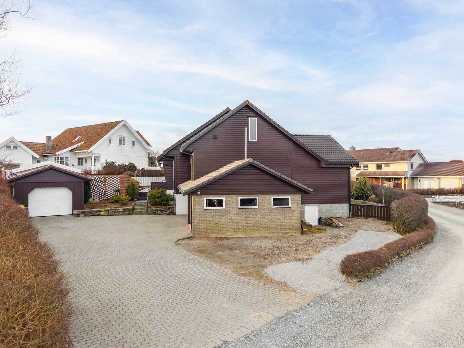 Vestringen 6.
Godt gårdsrom gir mange muligheter om man trenger plass til bobil, tilhengere eller bare bedre plass til parkering for seg selv og egne gjester.
Hvit dør til høyre i grunnmur er til krypkjeller under tilbygget. Godt areal for lagring. Galleribilde