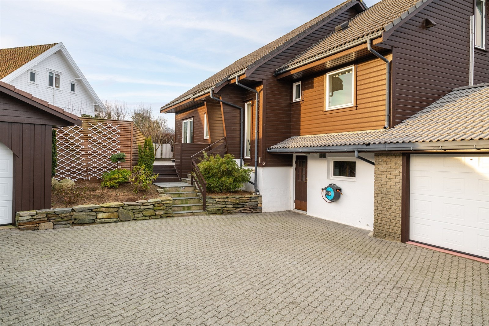 Med 2 garasjer, kan også ene enkelt brukes til lagring, hobbyrom/verksted eller som god plass for oppbevaring av sykler, barnevogn og annet ønskelig i hverdagen for en aktiv familie.
Begge garasjer har aut. portåpnere og de er ca. 21 og 22 kvm. Galleribilde