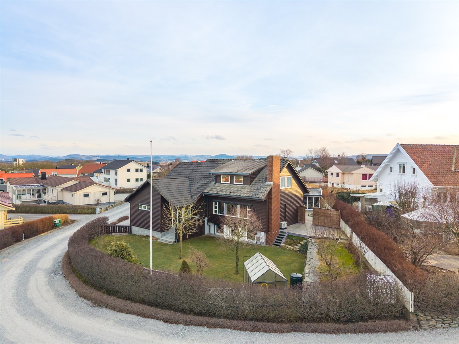 Vestringen 6, en meget innholdsrik eiendom på. Alt fra grunnmur og opp er nytt i 1993/2013 og det er flere oppgraderinger gjennom årene inne som ute.
Krogsveen avd. Sandnes ved Tom Christer Hovde, ønsker velkommen til visning.
Foto: Kristine Tofte Galleribilde