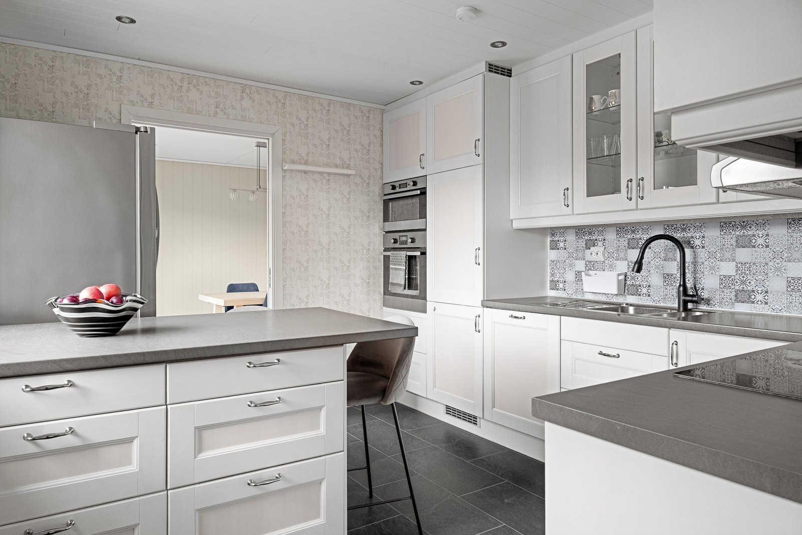 Kjøkkeninnredningen er fra 2021 og har integrerte hvitevarer samt frittstående kjøleskap som medfølger. Galleribilde