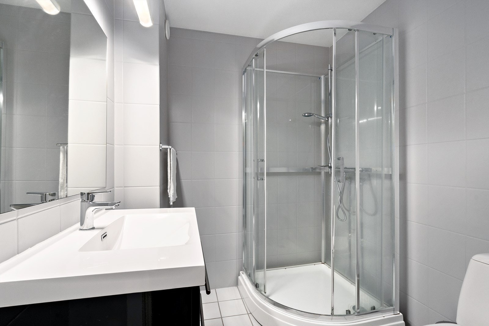 Flislagt bad med varmekabler og dusjekabinett Galleribilde