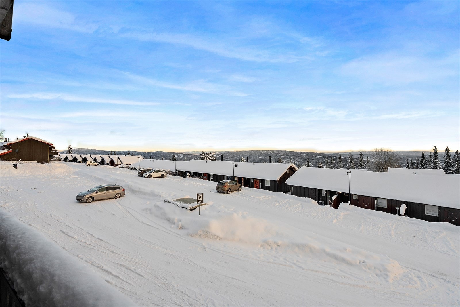 Det er godt med parkeringsplasser både foran bygget og rett ved inngangen Galleribilde