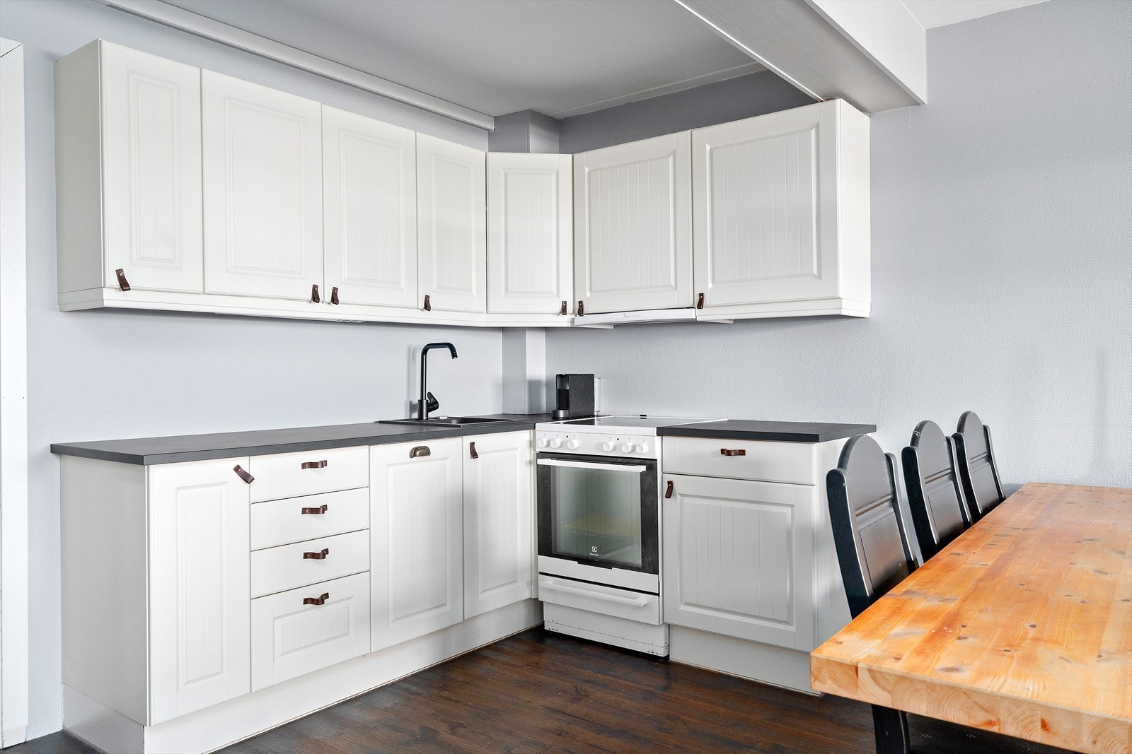 Selger har montert ny benkeplate og blandebatteri Galleribilde