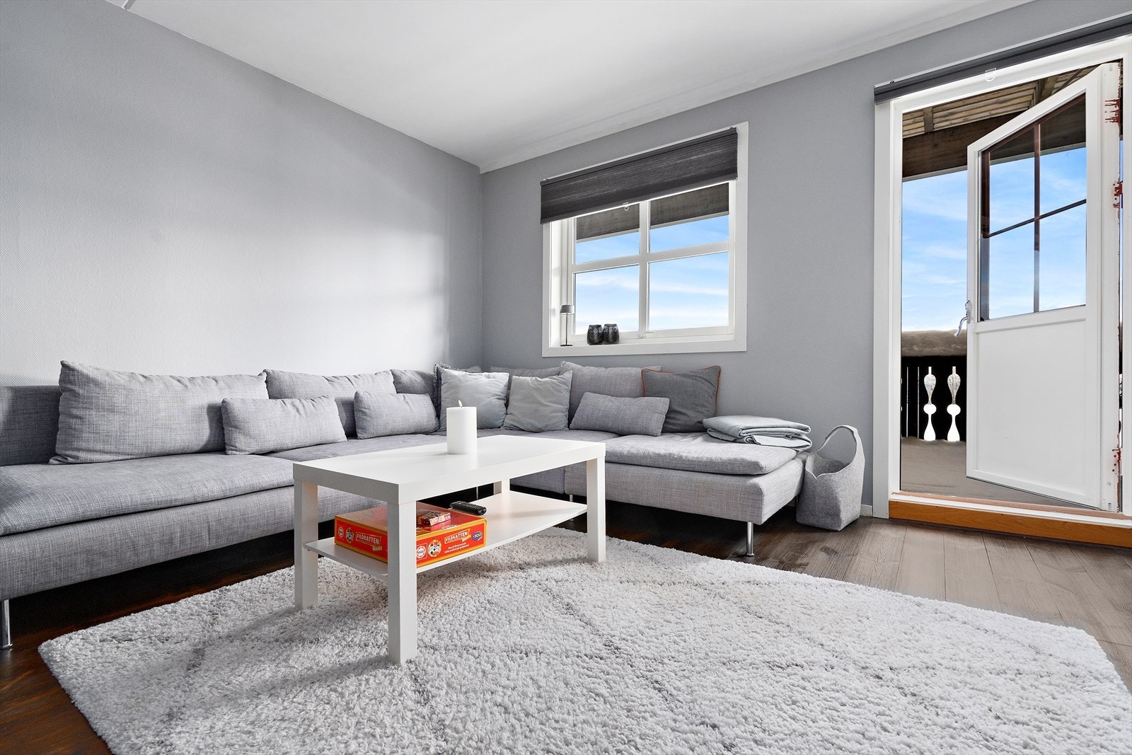 Utgang fra stue til østvendt veranda på ca. 10 kvm Galleribilde