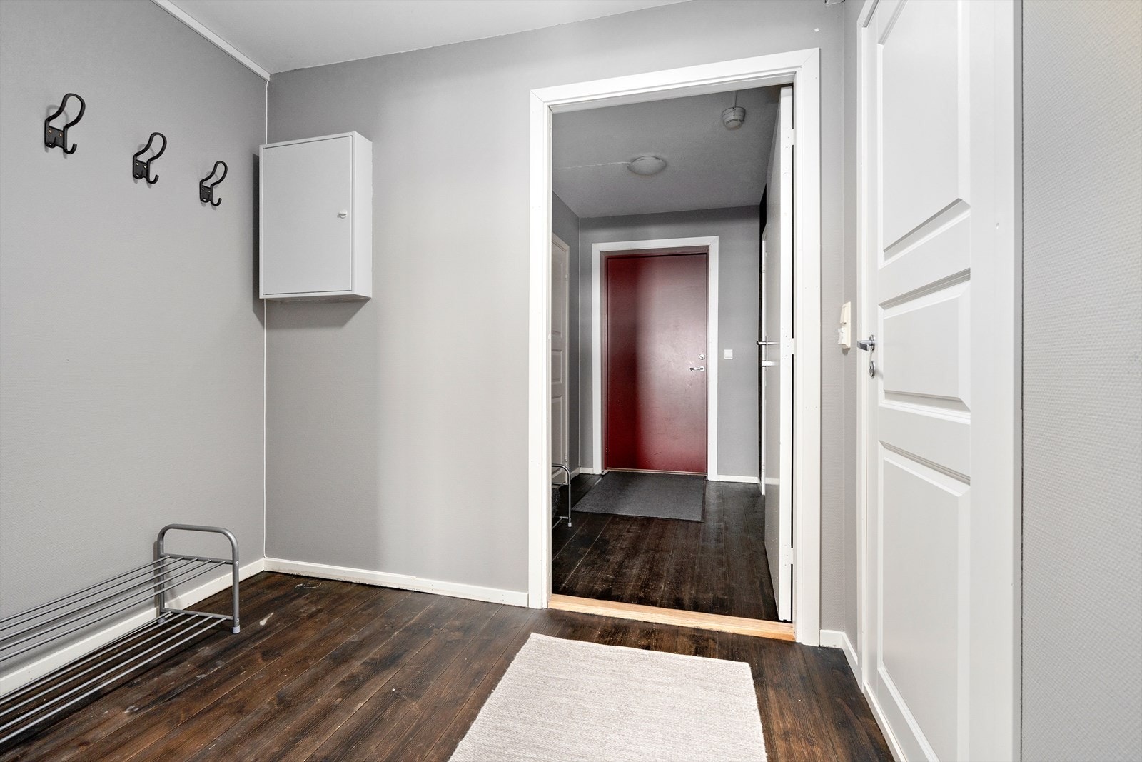 God plass til å henge av seg yttertøyet i leilighetens gang Galleribilde