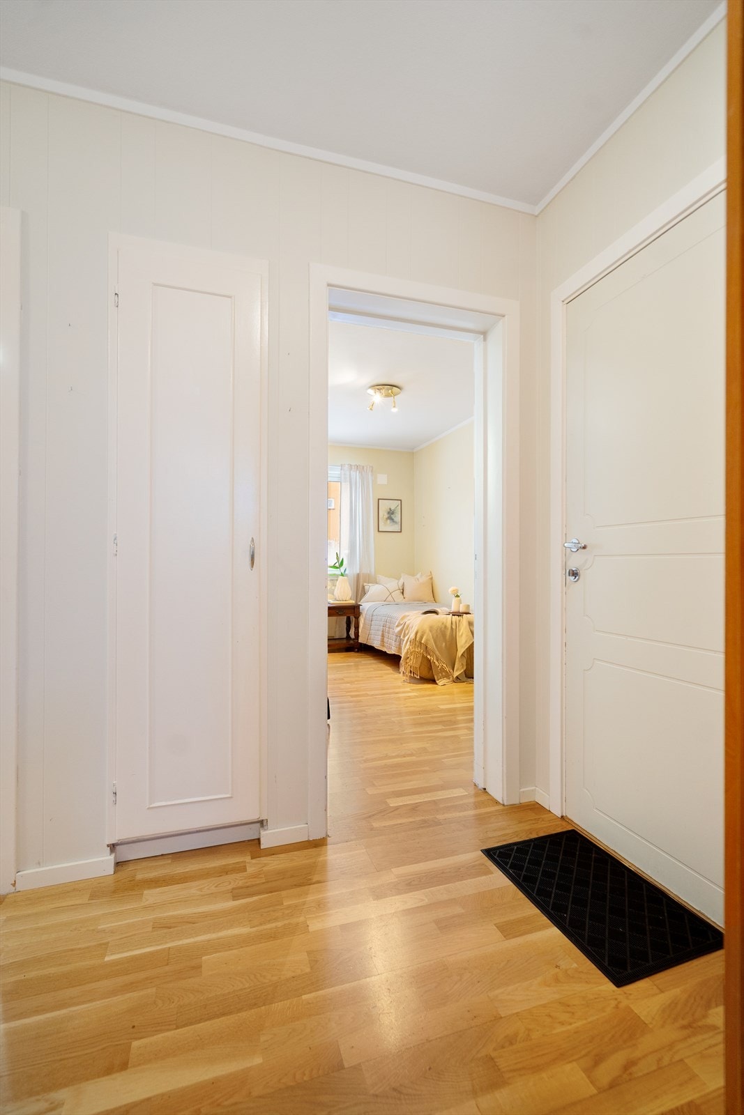 Leilighetens to soverom ligger praktisk plassert nærme badet Galleribilde