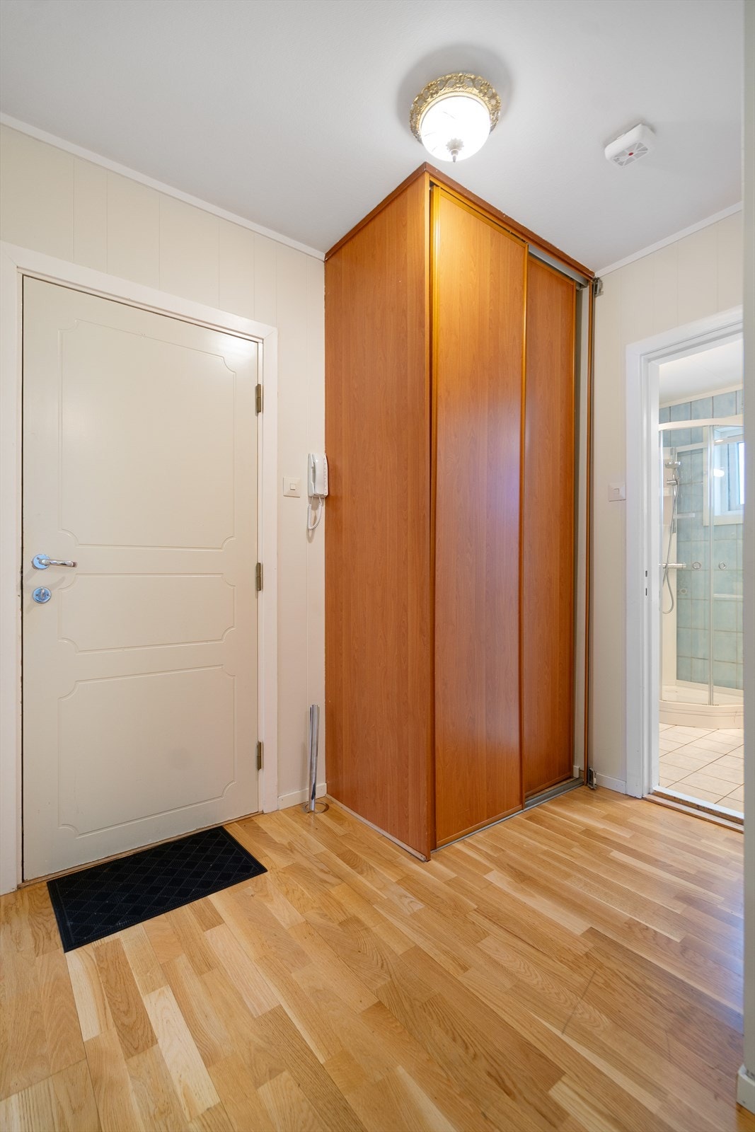 Romslig entré med garderobeskap og plass for oppheng av yttertøy Galleribilde