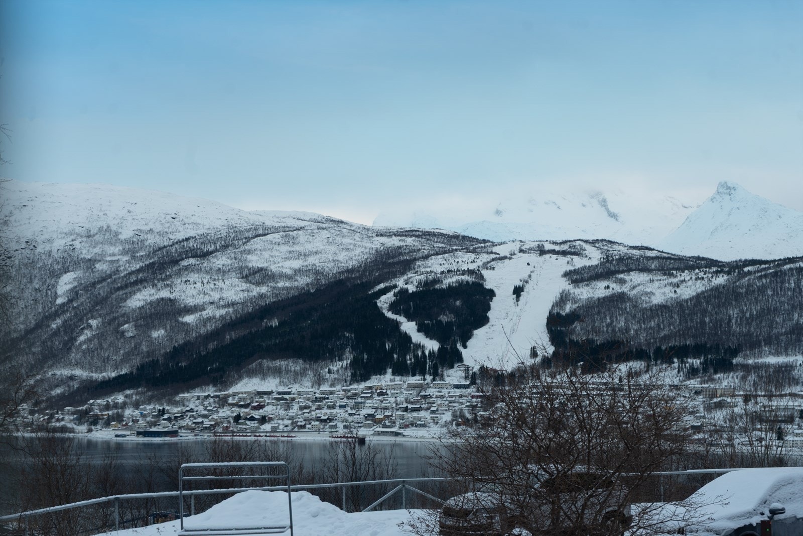 Utsikt fra balkong mot Ankenes og den sovende Dronning Galleribilde