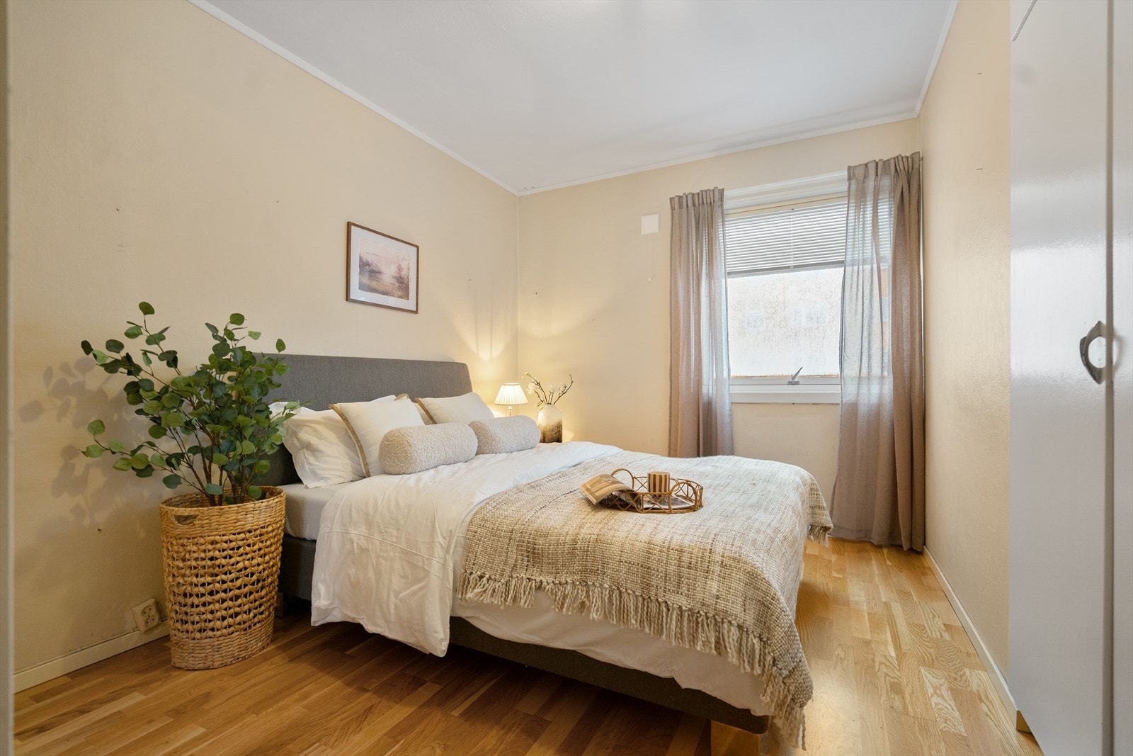 Leiligheten har to romslige soverom Galleribilde