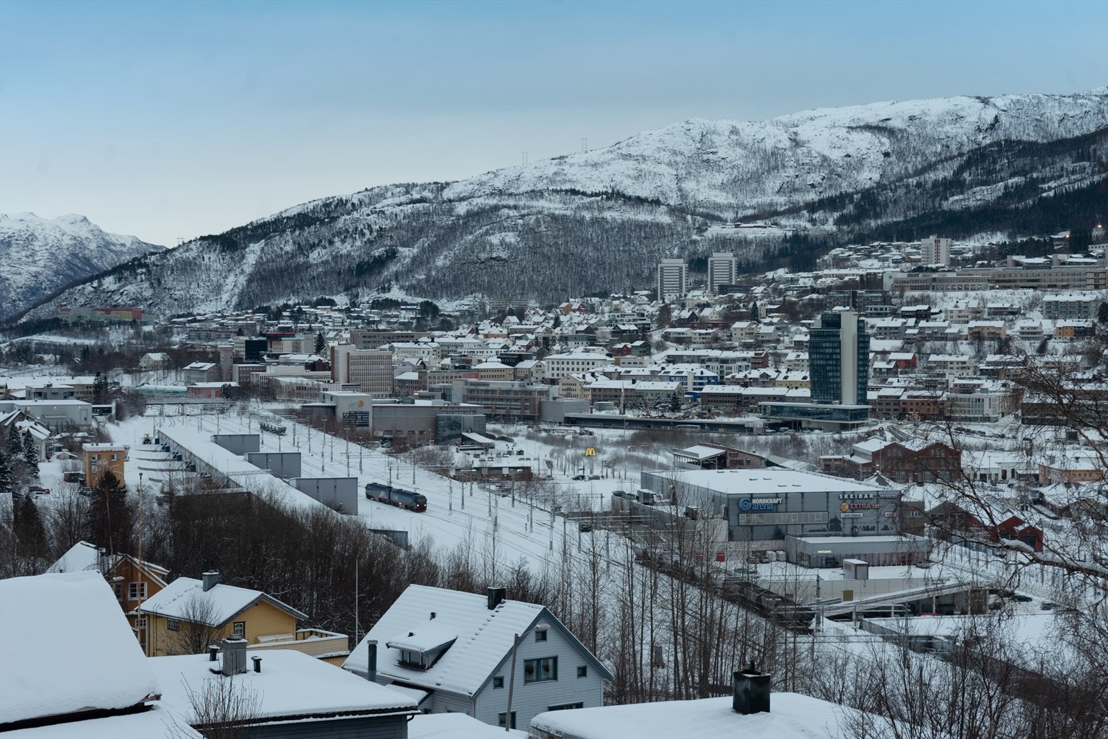Fra spisestue og kjøkken kan utsikten mot byen nytes! Galleribilde