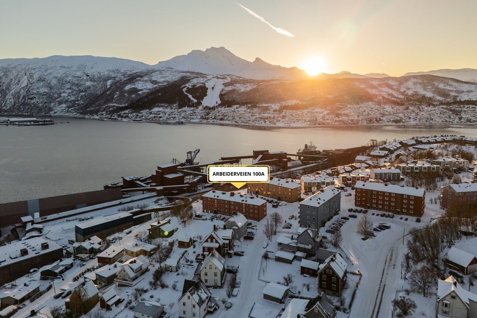 Utmerket beliggenhet på Framnes i et veletablert borettslag. Hver andel disponerer en parkeringsplass. Det er mulighet for montering av elbil-lader. Gjesteparkering kan foretas langs Arbeiderveien. Det er også bussholdeplass rett ved leiligheten. Galleribilde