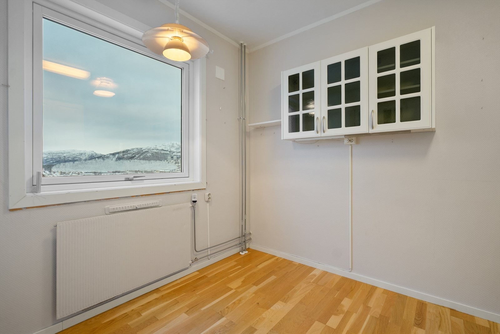 Kjøkkenet gir god plass for et kjøkkenbord Galleribilde