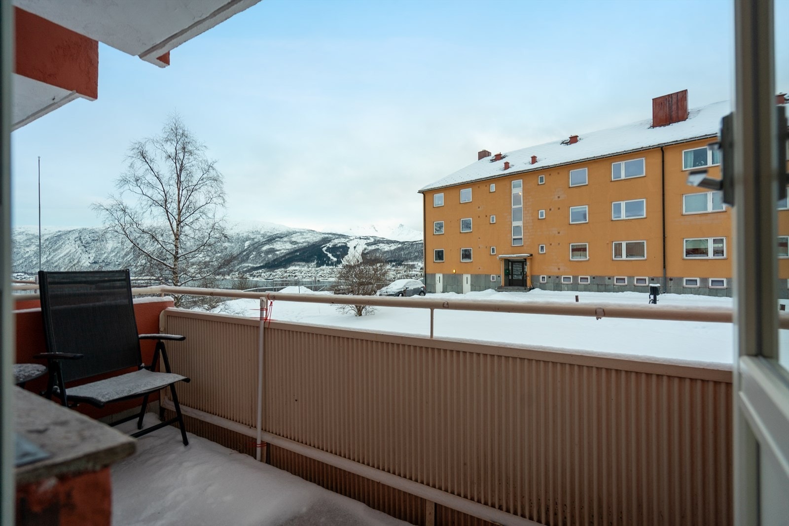 Fra stue er det utgang til balkong, hvor gode solforhold og flott utsikt kan nytes Galleribilde