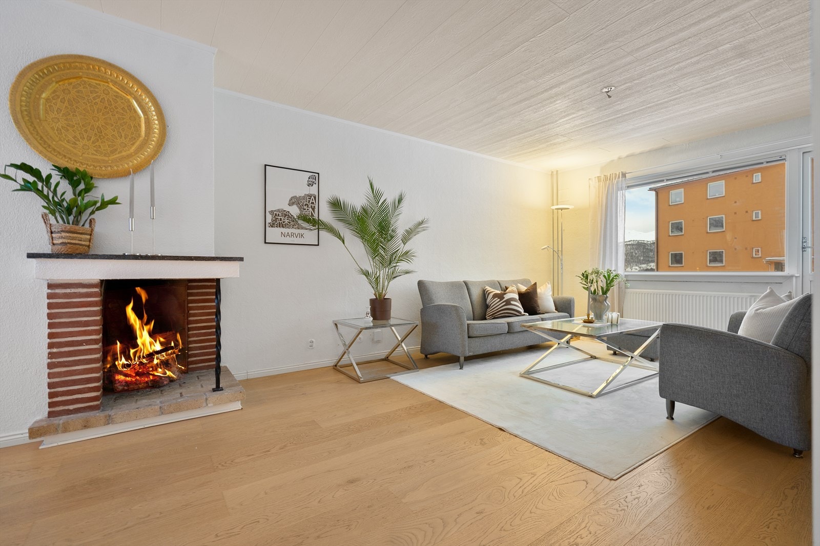 Praktisk stue med lyse overflater Galleribilde