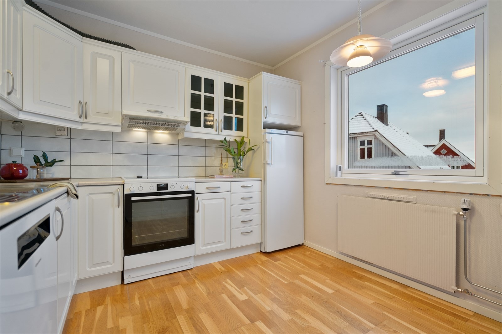 Kjøkkenet har gode oppbevaringsmuligheter i skuffer, skap og på benk Galleribilde