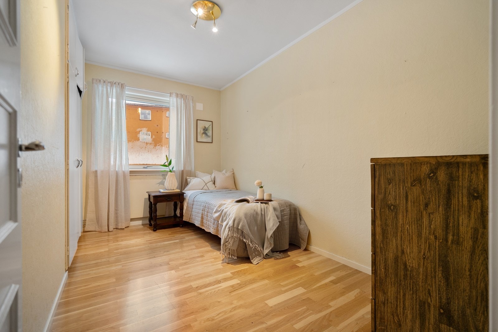 To romslige soverom som gir god plass for dobbeltseng, nattbord og er utstyrt med garderobeskap Galleribilde