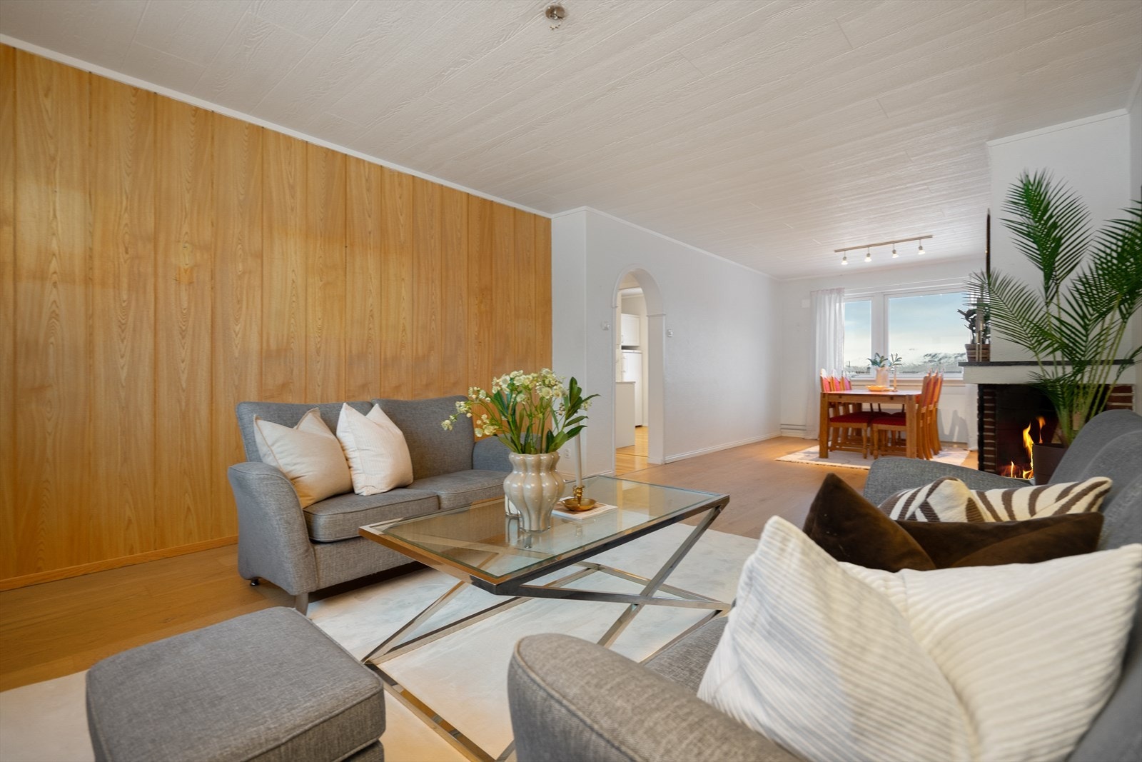 Rommet gjør det enkelt å møblere med diverse møblement Galleribilde