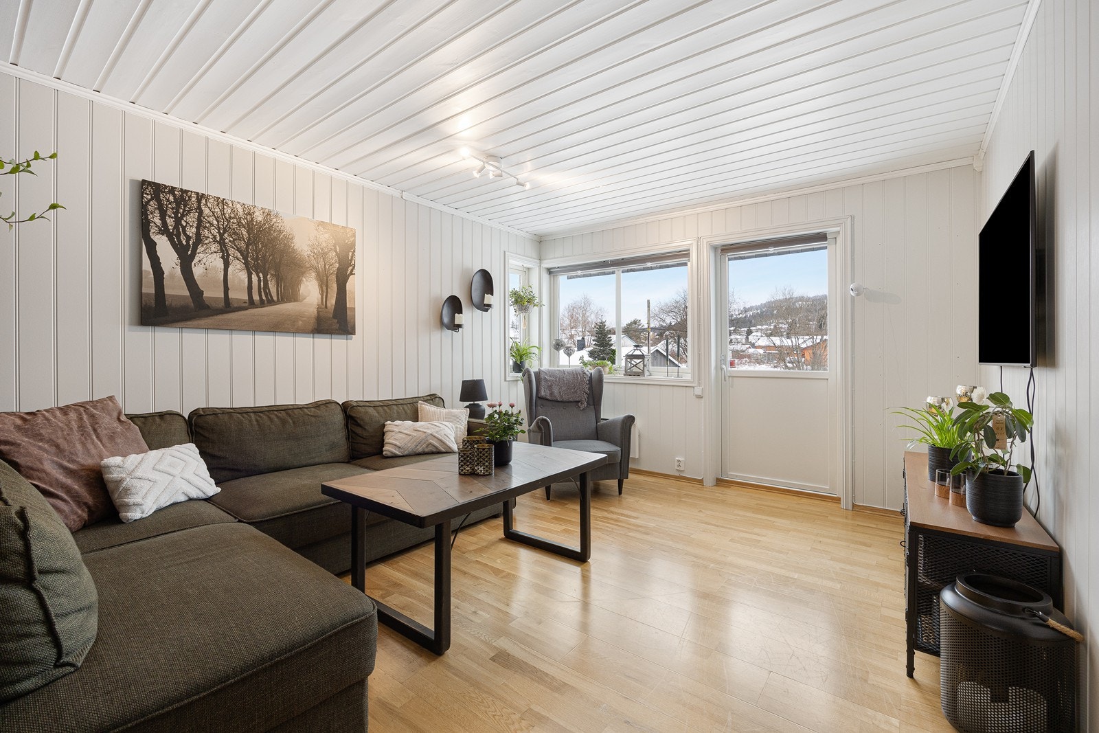 I stuen er det fin plass til en stor sofa med plass til hele familien. Galleribilde