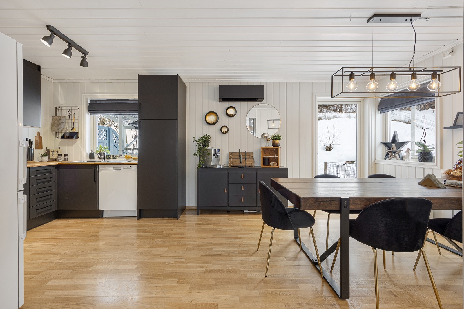 Kjøkkenet er et flott samlingssted; luftig, åpent og innbydende med ny varmepumpe montert i 2024. Galleribilde