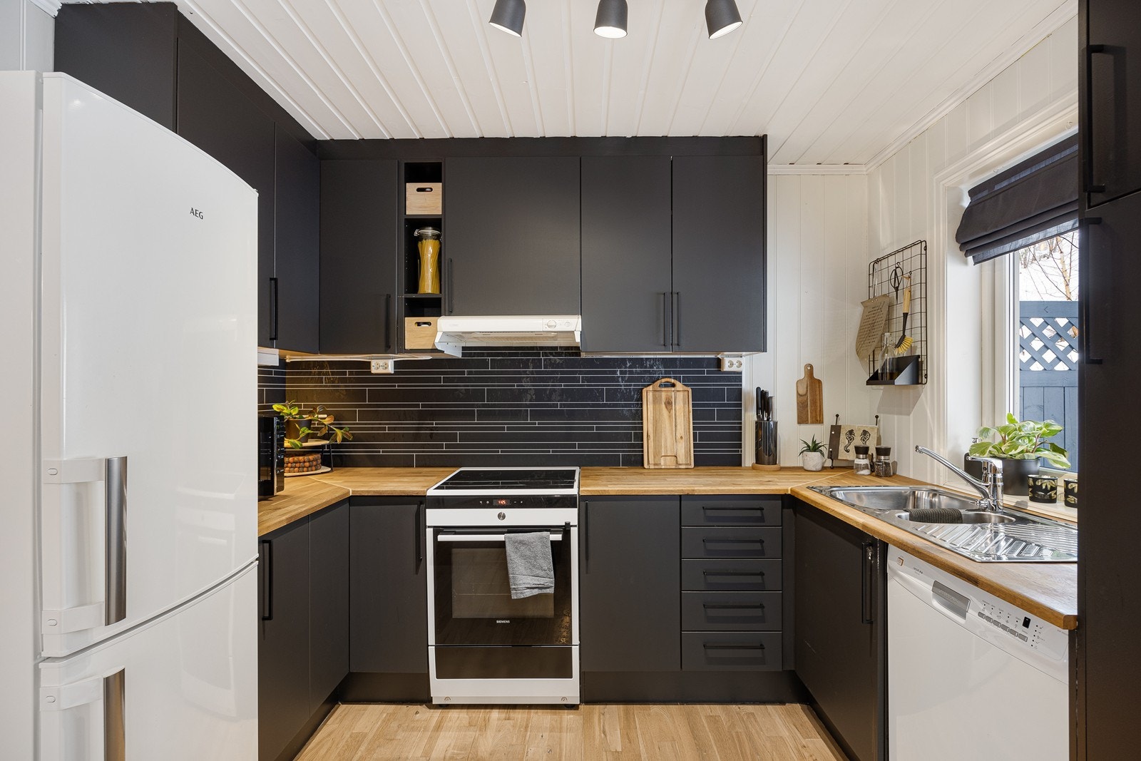 Selve kjøkkenet er oppført i en smart u-form med god skap- og skuffeplass. Galleribilde