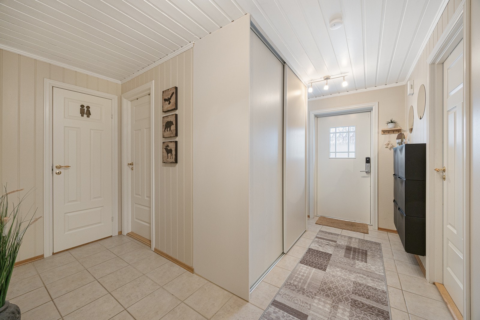 I entreen i underetasjen er det montert praktisk skyvedørsgarderobe. Perfekt for oppbevaring av yttertøy og sko. Galleribilde