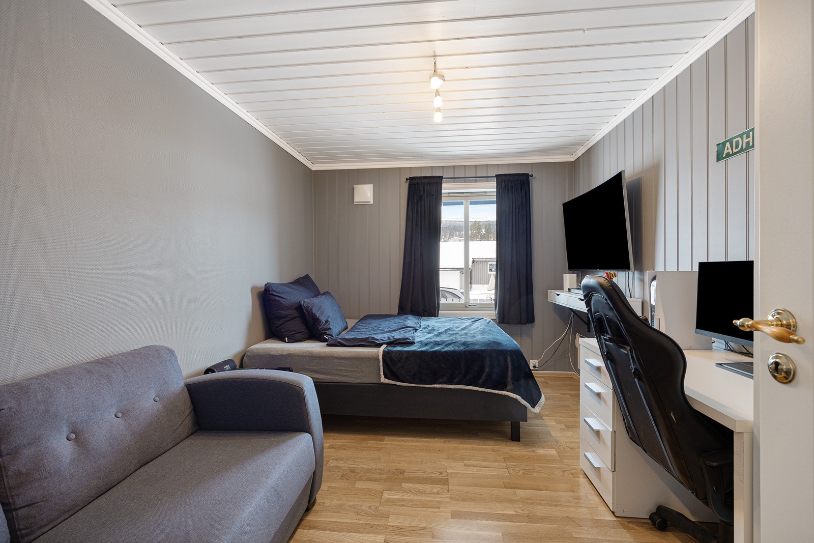 Soverom II er romslig med plass til stor seng, garderobe og annet ønskelig møblement. Galleribilde