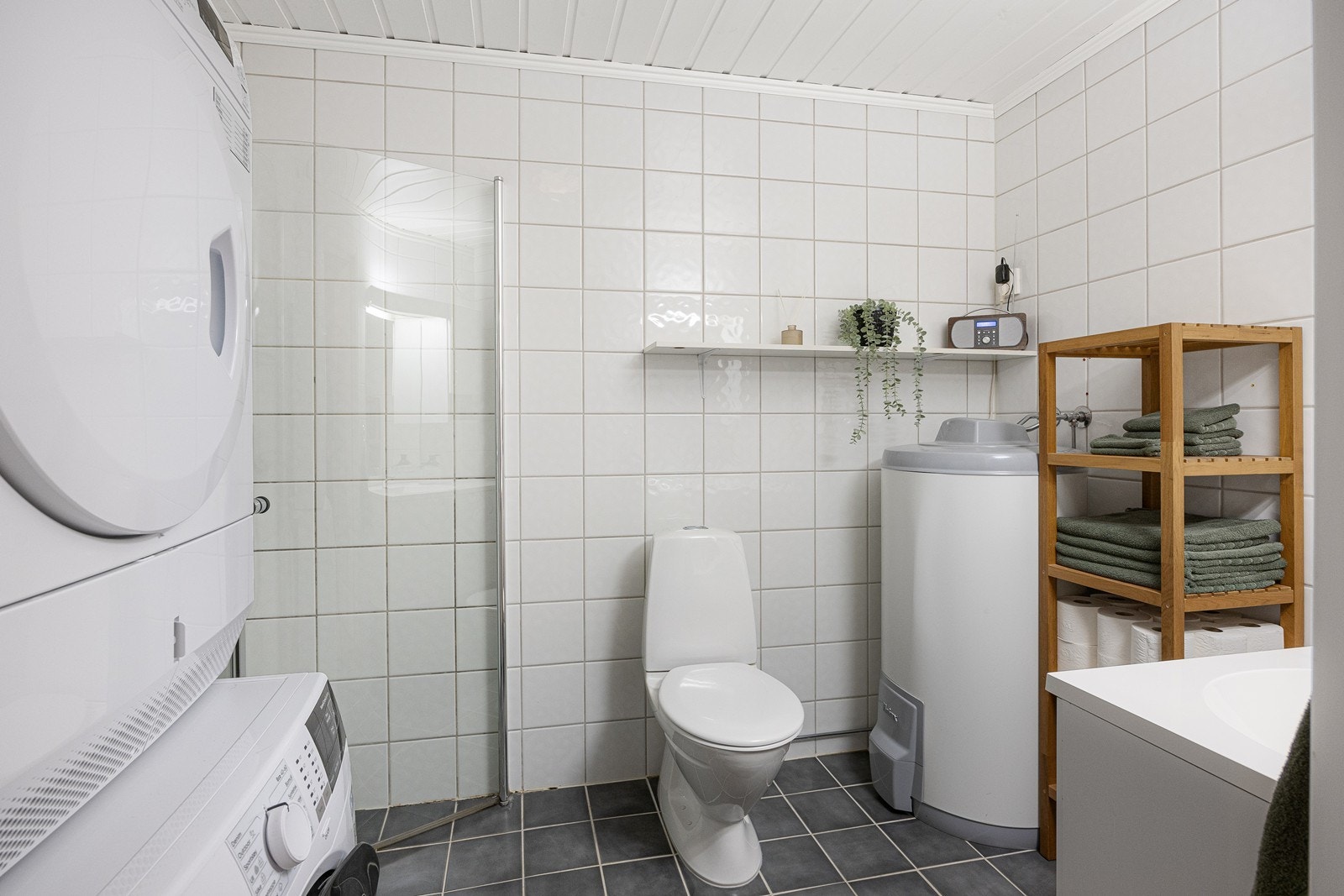 Opplegg for vaskemaskin er etablert, og badet har toalett, varmekabler og et dusjhjørne med innfellbare dører i herdet glass. Galleribilde