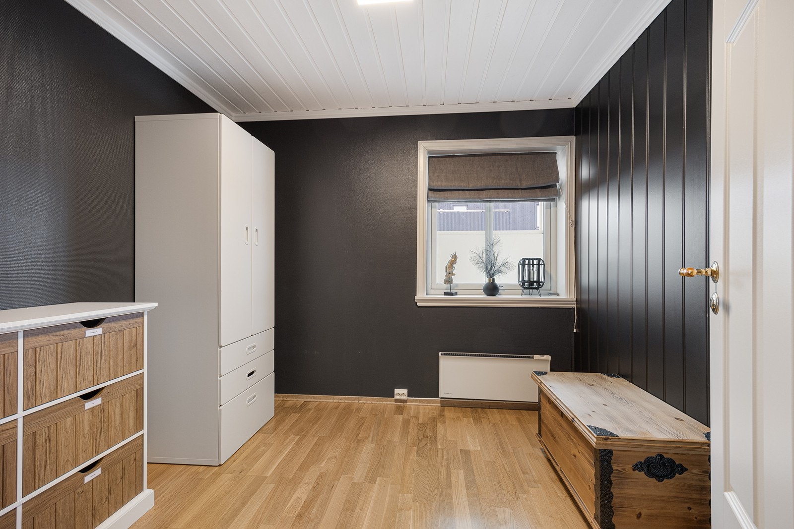 Soverom IV har plass til seng, garderobe og annet ønskelig møblement. Galleribilde