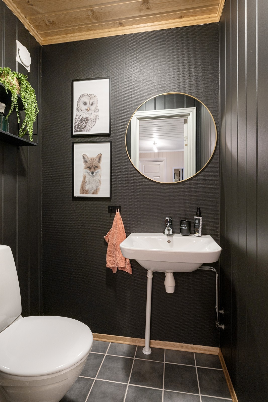 Vegg i vegg med badet har boligen et ekstra wc-rom. Galleribilde