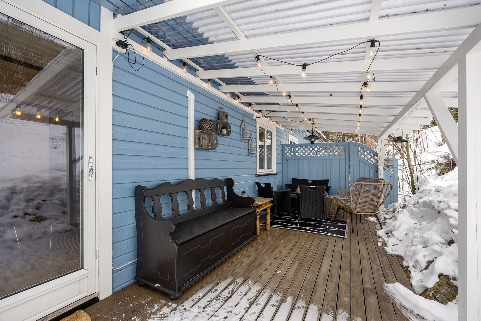 Makterrassen utenfor spisestue/kjøkken er et perfekt sted for sommermiddager utendørs. Galleribilde